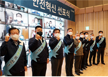 김형(왼쪽 세번째) 대우건설 사업대표와 정항기 대우건설 관리대표 등 대우건설 임직원들이 지난 23일 진행된 안전혁신 선포식에서 구호를 외치고 있다. <대우건설 제공>